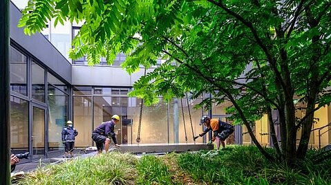 Aufbau der Großplastik im Innenhof der FH Bielefeld