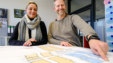 Die beiden Architekten Thomas Heßler und Silke Grote aus der Bielefelder Niederlassung des BLB NRW über den Plänen.