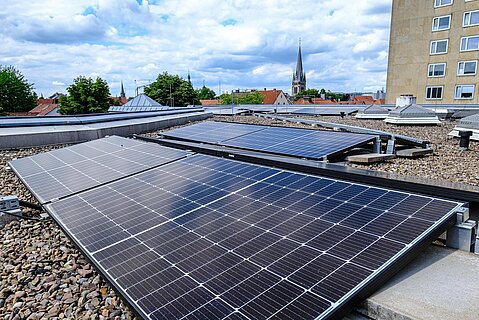 Photovoltaikmodule auf dem Dach der Bezirksregierung Detmold