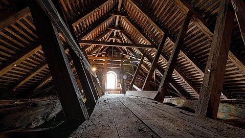 Der hölzerne Dachstuhl der alten Stiftskirche