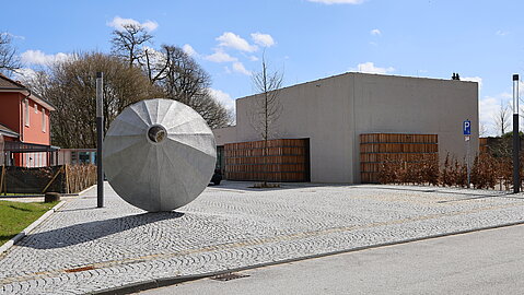 Die Künstlerin Leunora Salihu hat für den Vorplatz ein sichtbares Symbol der Begegnung geschaffen.