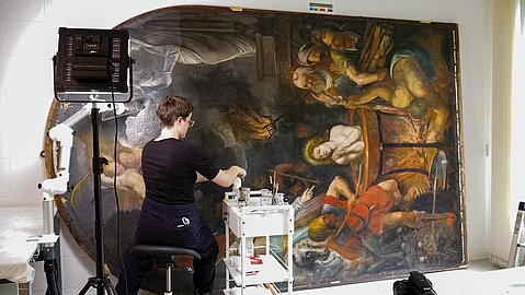 In einem Bochumer Atelier werden die Kirchengemälde restauriert. 