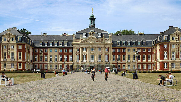 Fassade des Münsteraner Schloss in der Totalen