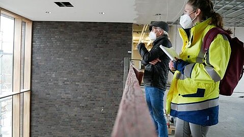 Die große Fensterfront im gerade entstehenden Neubau