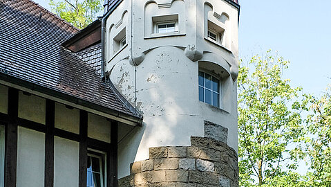 Das Nebengebäude an der Besselstraße war ursprünglich das Kutscherhaus mit Wohnung und Remise. Der Baustil unterscheidet sich von dem des Hauptgebäudes.