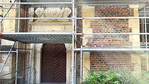 Blick auf eine Tür der Petrikirche. 