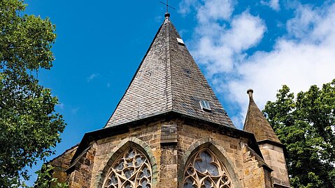 Die braune Fassade der restaurierten Stiftskirche.