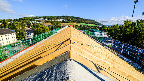 Dachstuhl des Gebäudes mit Landschaft im Hintergrund