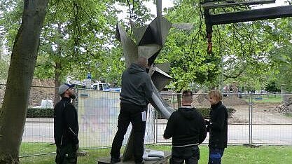 Abbau der Skulptur von Hans Uhlmann FH Bielefeld 