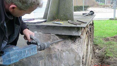 Abbau der Skulptur mit schwerem Gerät 