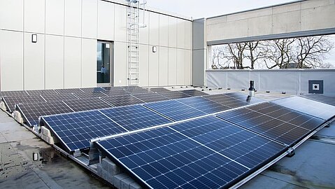 Eine auf dem Dach installierte Photovoltaik-Anlage