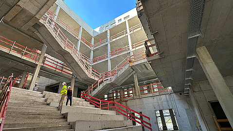 Rohbau mit Dachöffnung und einem offenen Treppenhaus.