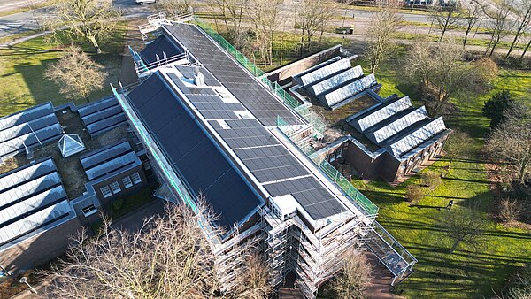 Gebäude mit Photovoltaikanlage auf dem Dach