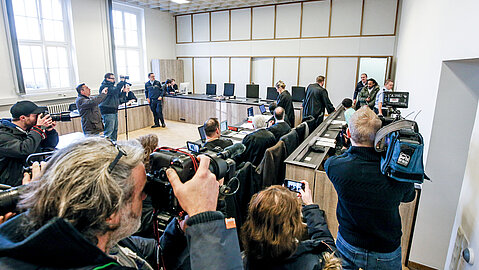 Fotografen und Fernsehteams haben sich in einem der Gerichtssäle versammelt um einem Mordprozess beizuwohnen.