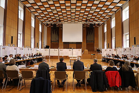 Fachpreisgericht des Realisierungswettbewerbs Viktoriakarree in der Aula der Uni Bonn