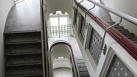 Das Treppenhaus hat auf jeder Etage Fenster und wirkt hell und freundlich.