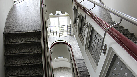 Der Blick in das Treppenhaus Das Treppenhaus hat auf jeder Etage Fenster und wirkt hell und freundlich.