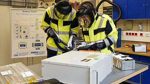 Mitarbeitende des CARL bei der Demontage eines Hochvolt-Batteriesystems