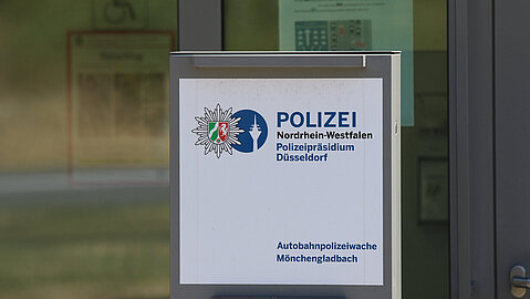 Schild: Autobahnpolizeiwache Mönchengladbach