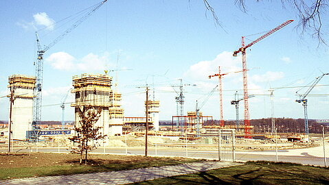 Viele Kräne auf der Baustelle des UHG