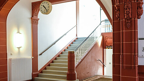 Die Erdgeschosshalle mit ihren architekturgliedernden Pilastern, Bögen und Gewölberippen ist noch mit dem ursprünglichen Fliesenbelag versehen.