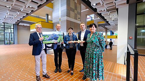 Wolfgang Feldmann (Niederlassungsleiter BLB NRW), Prof. Dr. Jürgen Krahl (Präsident der TH OWL), Nicole Soltwedel (Kanzlerin der TH OWL) sowie BLB NRW-Abteilungsleiter Ante Niggemeier und BLB NRW-Geschäftsführerin Gabriele Willems bei der Schlüsselübergabe (v. l. n. r.).