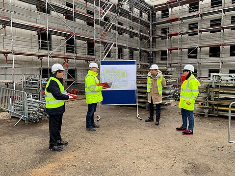 Besuch der Großbaustelle Gruppenfoto beim Baustellenbesuch