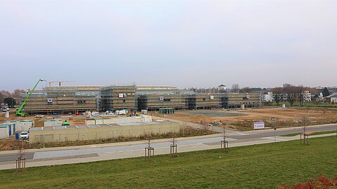 Erhöhte Frontalsicht von Baustelle des neu entstehenden Campus Opladen