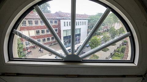 Die Fenster im Treppenhaus des neobarocken Gebäudes sind zum Teil durch halbrunde Bögen gekennzeichnet.