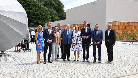 V. l. n. r.: BLB NRW-Niederlassungsleiterin Elke Kolfen, Universitätsrektor Prof. Dr. Lambert T. Koch, die Künstlerin Prof. Leunora Salihu, Bibliotheksdirektor Uwe Stadler, Eberhard Robke (Förderer des Kunstwerks), Christina Rau, Ministerpräsident Hendrik Wüst, Prof. Dr. Uwe Schneidewind (Oberbürgermeister der Stadt Wuppertal) und Architekt Jochen König.
