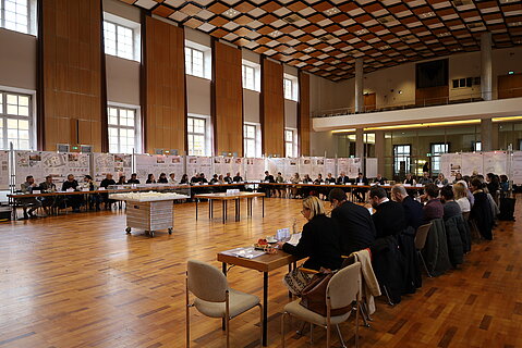  Preisgerichtssitzung zum Realisierungswettbewerb Viktoriakarree, Seitenansicht der Aula der Universität Bonn