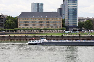 Der Behrensbau mit dem Rhein im Hintergrund.