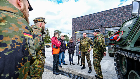 Treffen vor der neuen Instandsetzungshalle