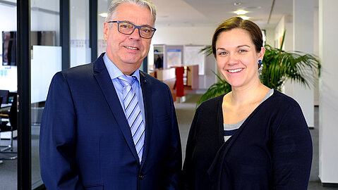 Wolfgang Feldmann und Dinah Heidemann, Leiter der Niederlassung Bielefeld, freuen sich über den Fortschritt am Universitätshauptgebäude in Bielefeld.