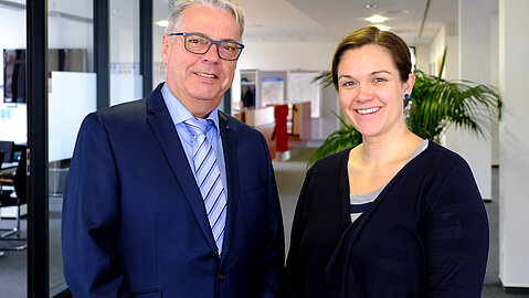 Niederlassungsleiter Bielefeld Wolfgang Feldmann und Dinah Heidemann, Leiter der Niederlassung Bielefeld, freuen sich über den Fortschritt am Universitätshauptgebäude in Bielefeld.