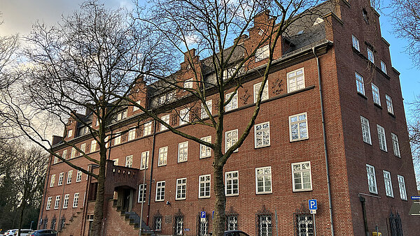Gebäude mit brauner Fassade und weißen Fensterrahmen 