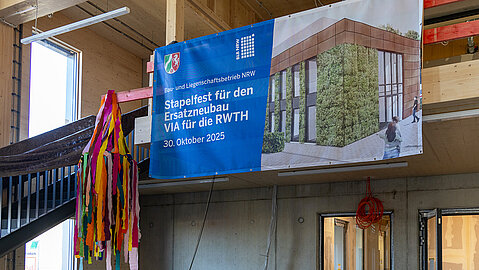 An einer Empöre hängt ein Transparent auf dem "Stapelfest" steht