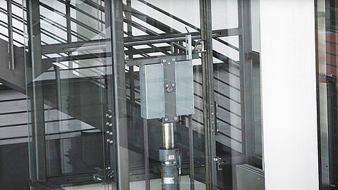 Bei manchen Aufzügen werden Stempel- und Seilsystem kombiniert.