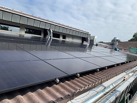 Die neue Photovoltaik-Anlage auf den Dächern des LAFP Selm Neue Photovoltaik-Anlage auf den Dächern des LAFP Selm