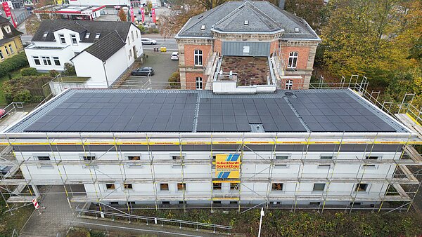 Gebäude mit Solarmodulen auf dem Dach