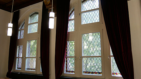 Die Fenster im Gerichtssaal im ersten Obergeschoss sind kunstvoll mit einer Bordüre geschmückt.