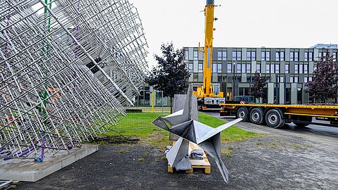 Aufbau der Großplastik von Morellet an der Uni Bielefeld