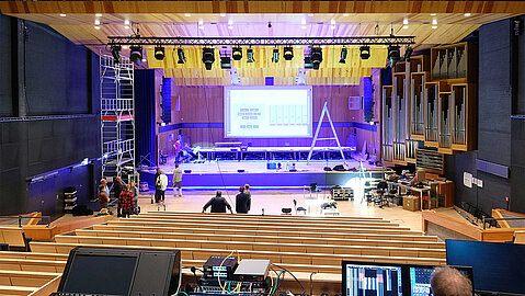 Technisch modernisierter Saal: