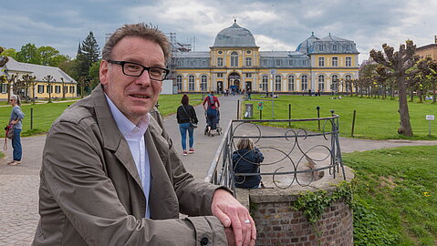 Werner Ockenfels vor dem Schloss Poppelsdorf