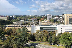 Panoramablick über die Gebäude auf dem Campus.