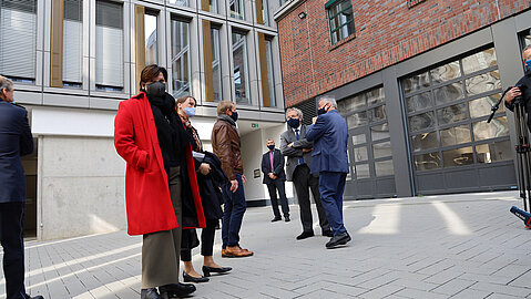 In Gruppen besichtigten die Teilnehmer bei der Einweihung des ersten Bauabschnitts die fertiggestellten Teile am Polizeipräsidium Düsseldorf. Im Vordergrund: BLB NRW Geschäftsführerin Gabriele Willems.