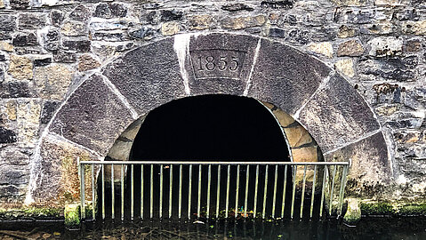 Ein halbrunder, gemauerter Kanalzufluss ist die Verbindung zum Friedrichstaler Kanal.